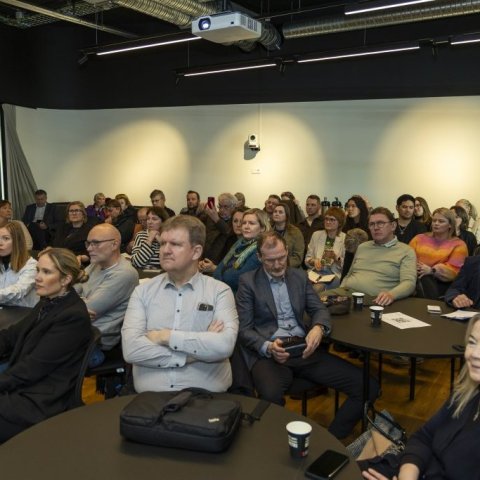 70 manns í sal sem tekur 60 manns. Frábær þátttaka
