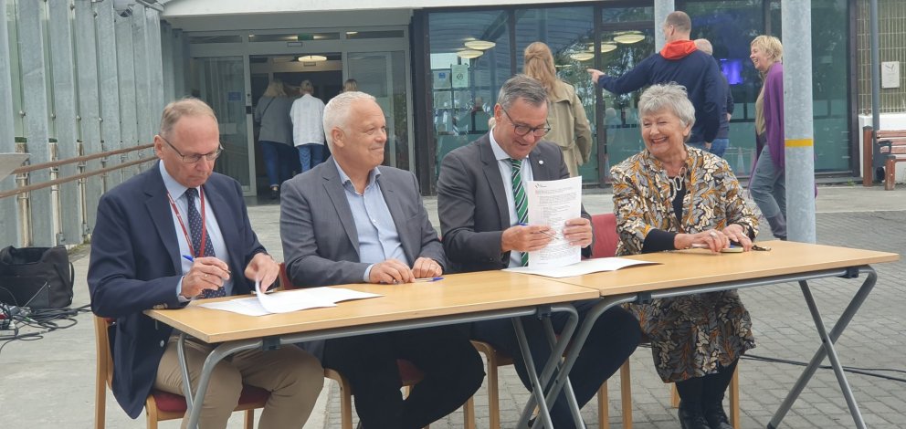 Undirritun samnings milli ríkisins og Ístaks.