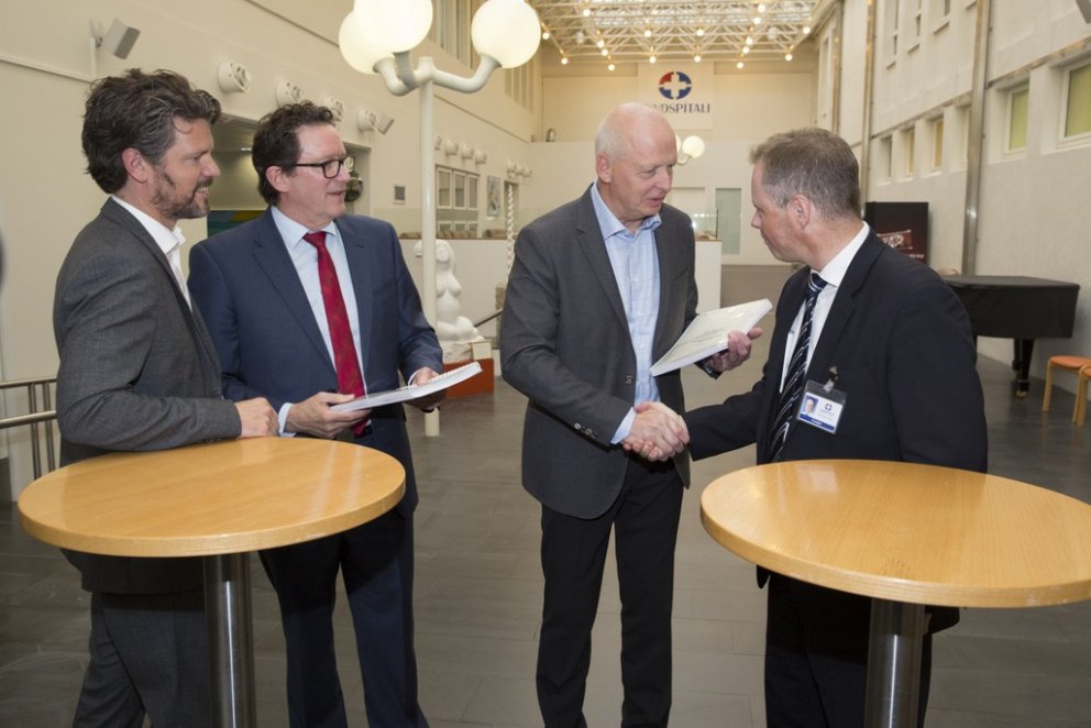 Við undirskrift samningsins