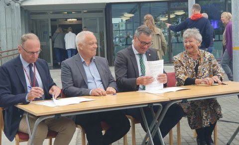 Undirritun samnings milli ríkisins og Ístaks.