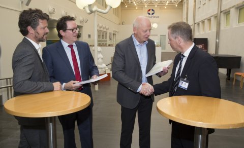 Við undirskrift samningsins