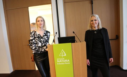 Klara Guðmundsdóttir og Sara Þórðard. Oskarsson
