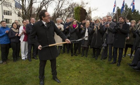 Heilbrigðisráðherra sveiflar skóflunni